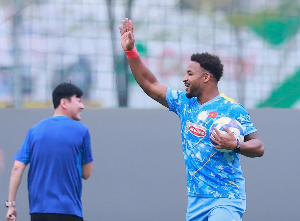 Nguyễn Xuân Son trên sân tập ĐT Việt Nam ngày 28/3. (Ảnh: VFF)