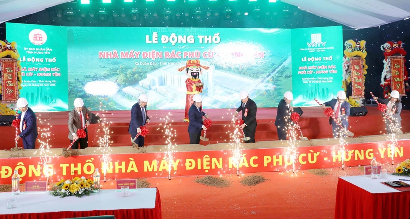 Các đại biểu thực hiện nghi thức khởi công dự án.