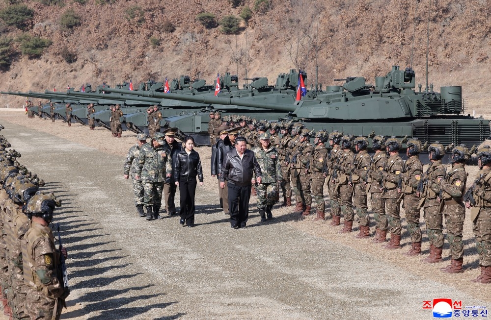 Nhà lãnh đạo Triều Tiên Kim Jong Un giám sát diễn tập bộ binh và xe tăng. Ảnh: KCNA