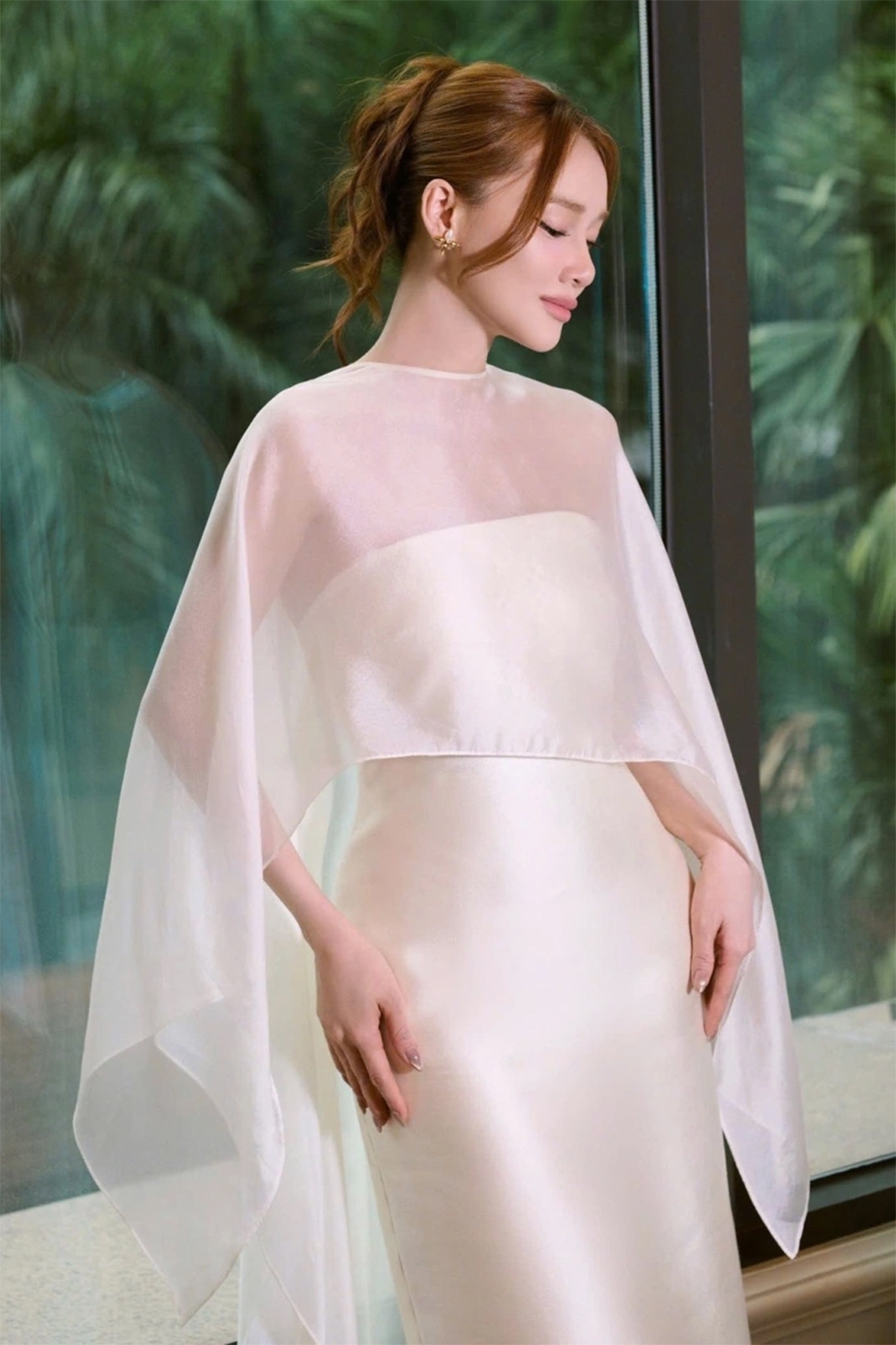 Diễn viên vẫn trung thành với hình ảnh thanh lịch, nữ tính quen thuộc, nhưng các lựa chọn trang phục gần đây cho thấy sự tiết chế và tinh giản hơn trong đường cắt, phom dáng. Những thiết kế ôm vừa vặn, chất liệu mềm hoặc có cấu trúc nhẹ nhàng thường được cô ưu tiên để tôn vóc dáng.