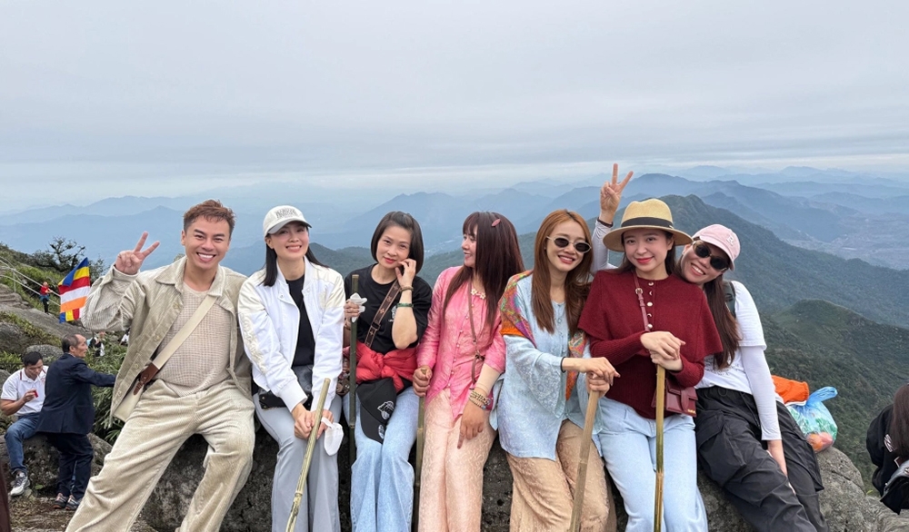 Nhã Phương vừa có cuộc hành hương về Yên Tử (Quảng Ninh) sau một tháng sinh con. Trong ảnh, Nhã Phương (thứ ba từ phải sang) cùng nhóm bạn thân gồm diễn viên Kim Oanh và Hồng Diễm.