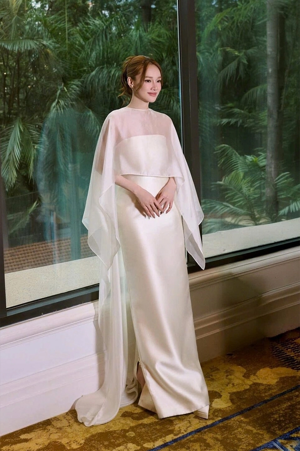 Nhã Phương khoe dáng “mẹ bỉm sữa” với đầm cúp ngực phối cùng áo choàng xuyên thấu sau sinh con thứ ba.