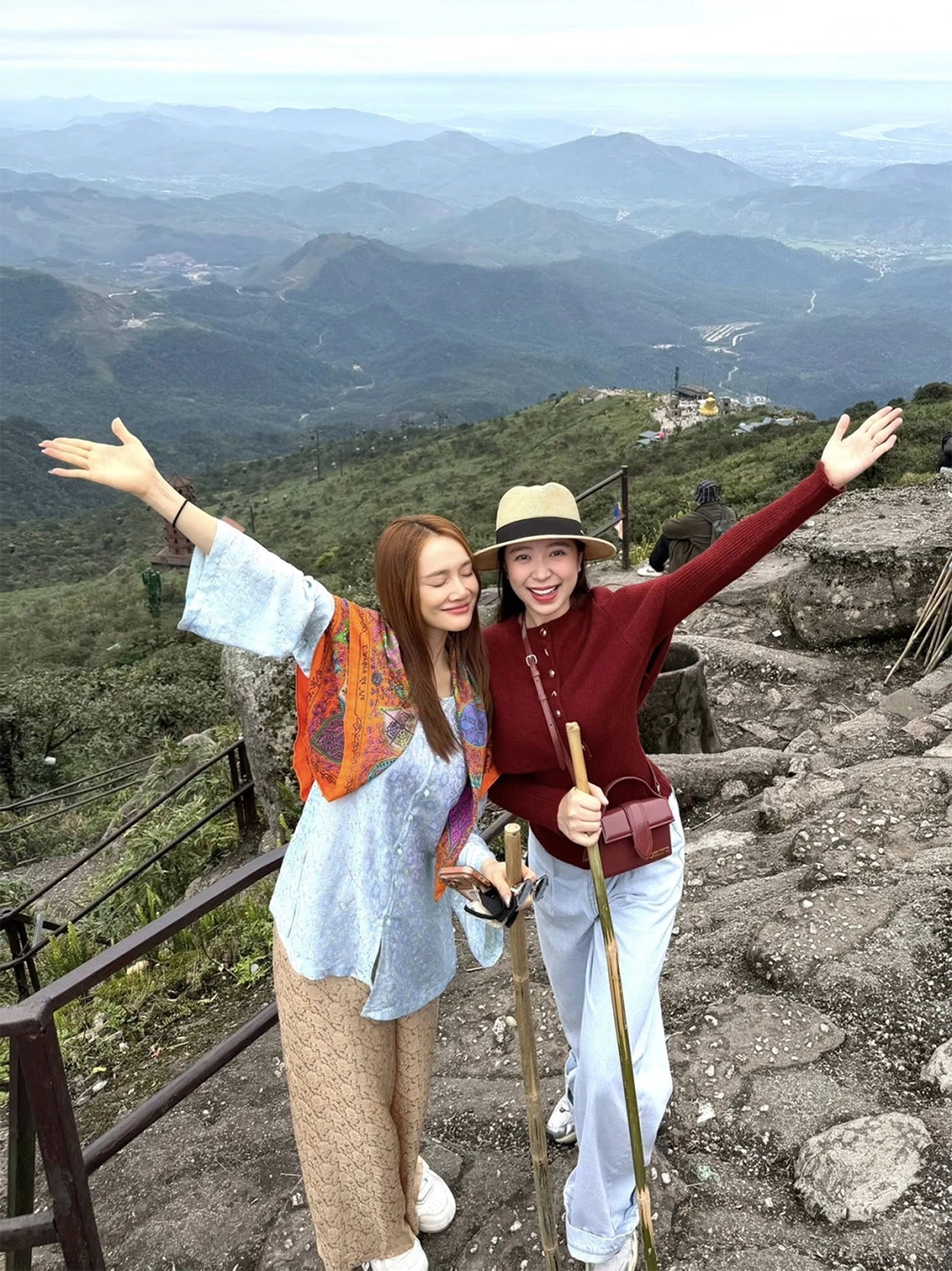 Sau hơn một tháng sinh con, Nhã Phương đã lấy lại sự nhanh nhẹn, năng động và có thể theo lịch trình của cả đoàn. Họ khởi hành từ Hà Nội lúc sáng sớm, đi cáp treo để tham quan một số địa điểm trên dãy Yên Tử trước khi đi bộ 300m để đến chùa Đồng ở đỉnh núi.