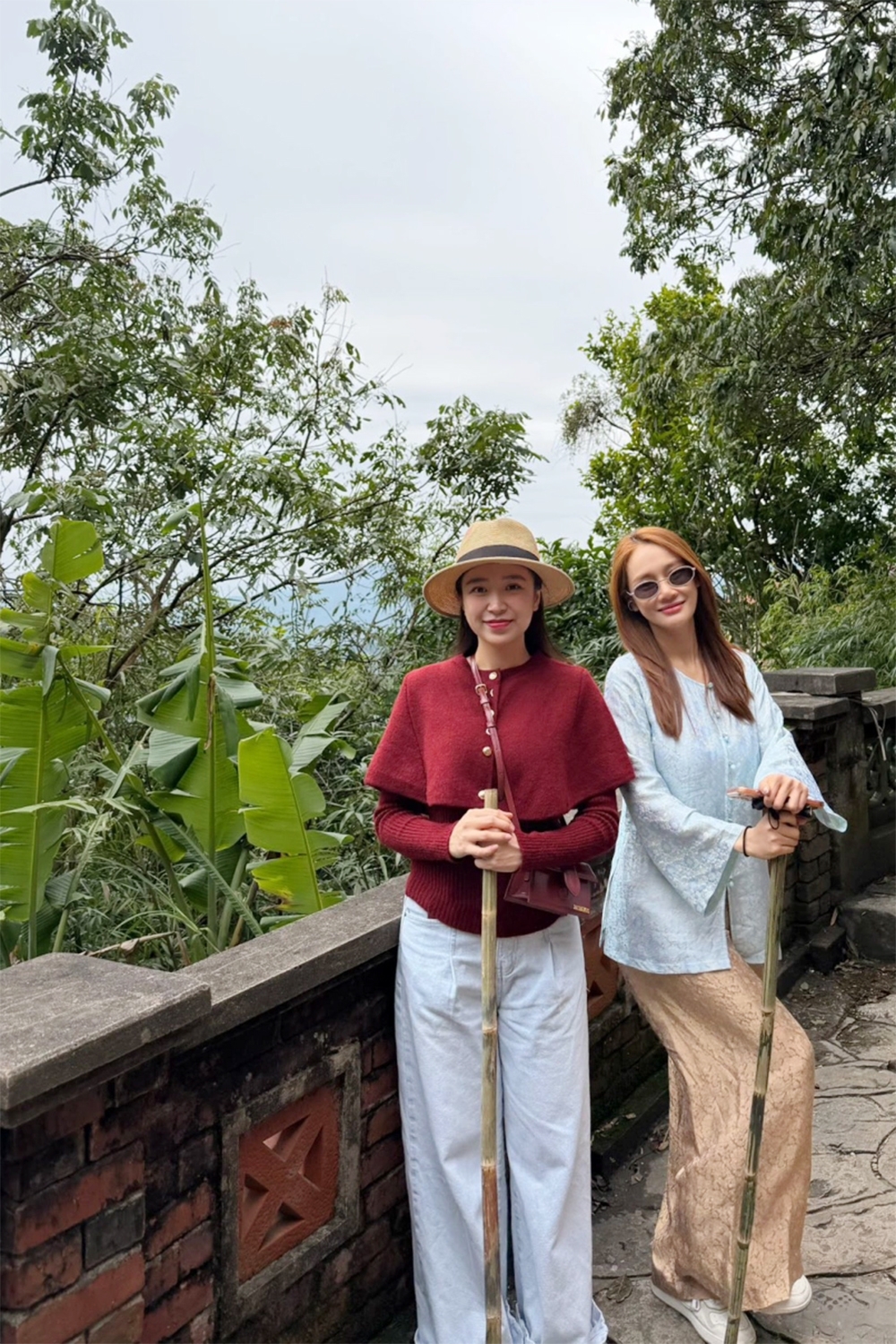 Kim Oanh cho biết đây là lần thứ ba cô cùng Nhã Phương hành hương về Yên Tử dịp đầu năm. Năm ngoái, bà xã Trường Giang leo bộ từ chân núi còn năm nay, vì mới sinh nên mới chọn đi cáp treo.