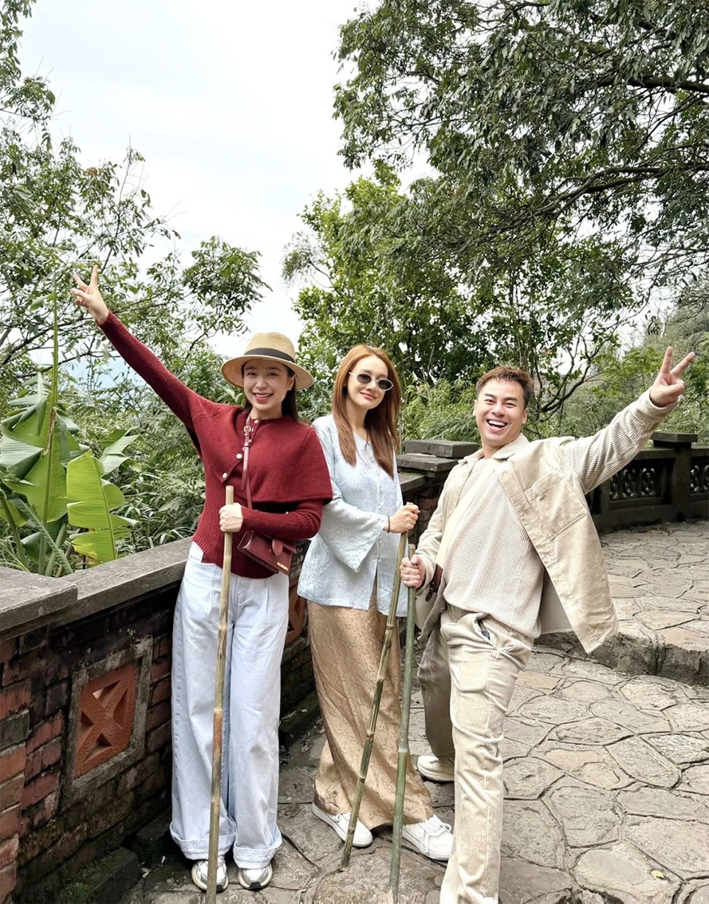 Họ hoàn thành chuyến hành hương trong ngày. Sau đó, Nhã Phương lập tức ra sân bay để về TP.HCM.