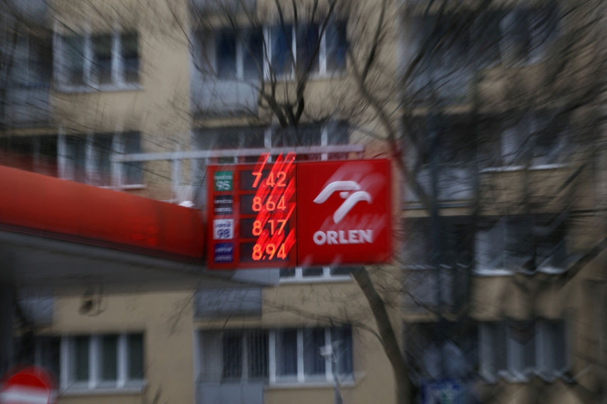 Ba Lan áp giá trần nhiên liệu, bất chấp cảnh báo từ EC. (Ảnh: Reuters)