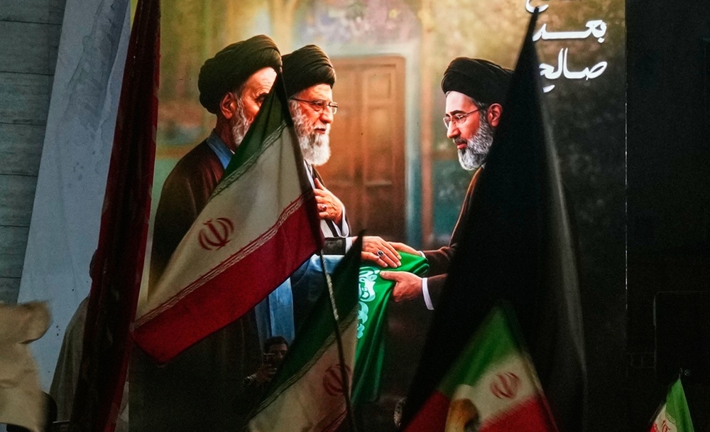 Bức ảnh chân dung cố lãnh đạo tối cao của Iran, Ayatollah Ali Khamenei và con trai ông, Ayatollah Mojtaba Khamenei. Ảnh: AP