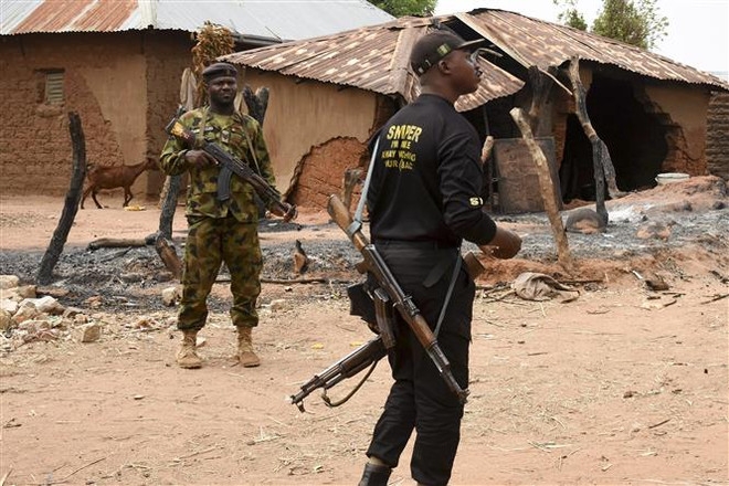 Nhân viên an ninh gác tại một ngôi làng sau vụ tấn công khủng bố ở Kukawa (Nigeria). (Ảnh tư liệu: AFP/TTXVN)