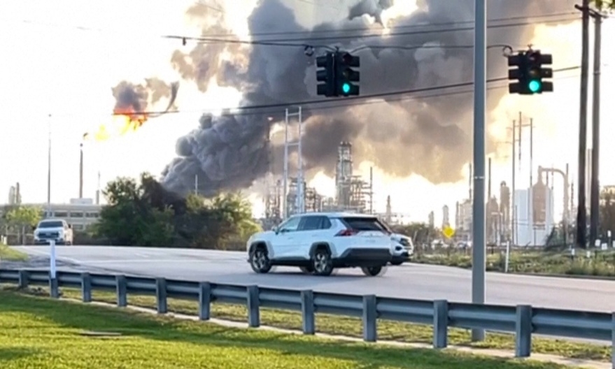Nổ lớn tại nhà máy lọc dầu ở Mỹ. Ảnh: AP
