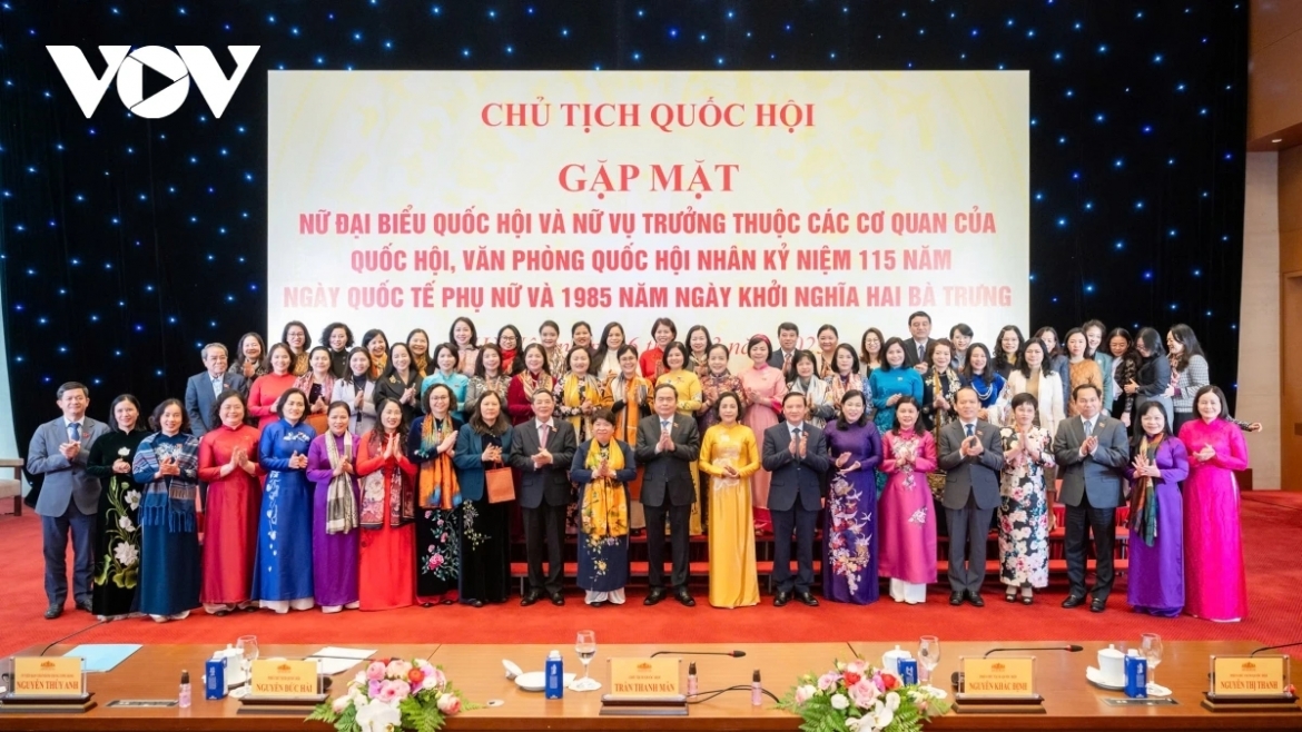 Chủ tịch Quốc hội gặp mặt nữ đại biểu Quốc hội và nữ lãnh đạo quản lý của Quốc hội