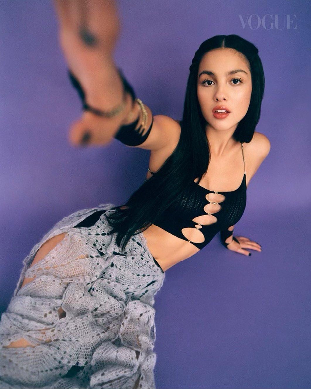 Olivia Rodrigo là hiện tượng toàn cầu khi bước ra từ Disney và nhanh chóng thống trị các bảng xếp hạng. Ca khúc “Drivers License” không chỉ phá kỷ lục streaming mà còn đưa cô trở thành biểu tượng của thế hệ Gen Z. Với hai album thành công và nhiều giải Grammy, Rodrigo đang tiếp tục củng cố vị thế trong làng nhạc pop.