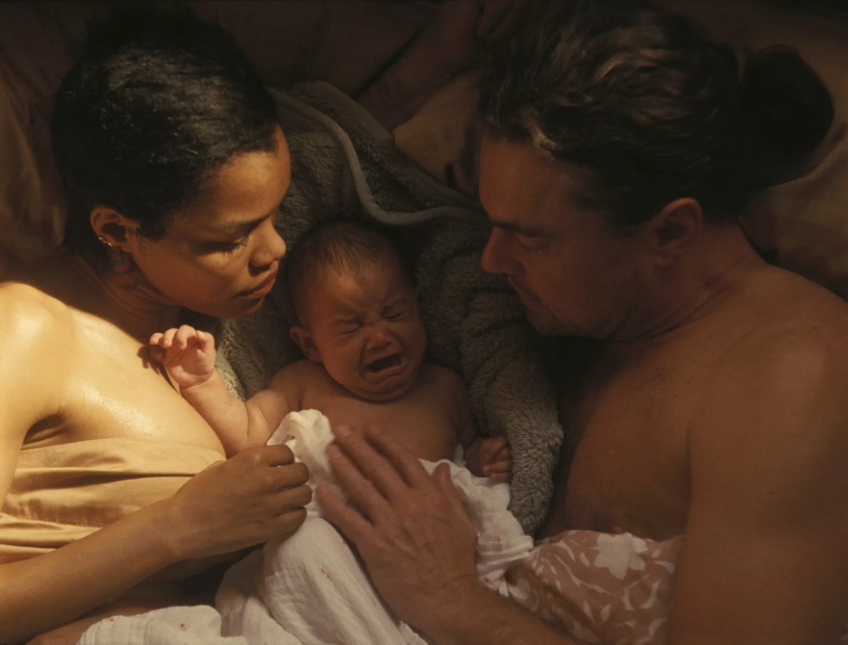 Một khung hình trong "One Battle After Another", tác phẩm chiến thắng 6 tượng vàng tại Oscar 2026.