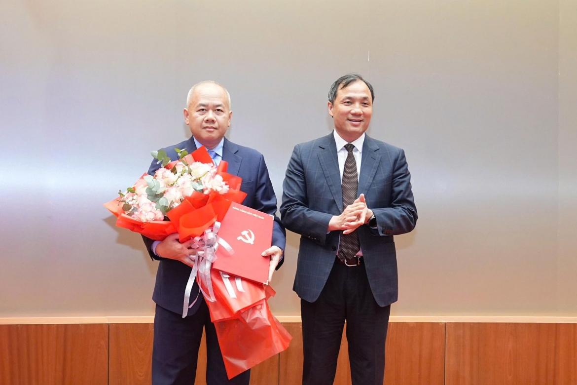 Ông Hoàng Trung Dũng, Phó Trưởng Ban Thường trực Ban Tổ chức Trung ương trao Quyết định và chúc mừng ông Đỗ Thành Trung, Phó Bí thư Thành ủy Hải Phòng.