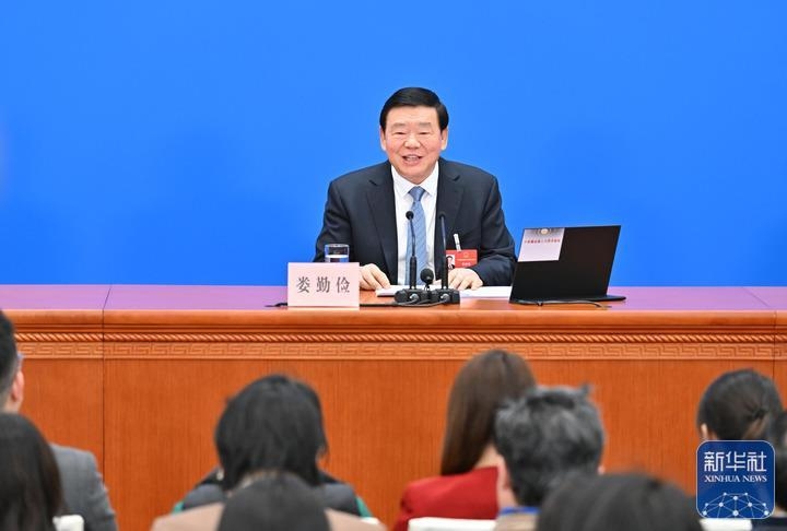 Ông Lâu Cần Kiệm, người phát ngôn Kỳ họp thứ tư Nhân đại toàn quốc Trung Quốc khóa XIV. (Ảnh: Tân Hoa xã)