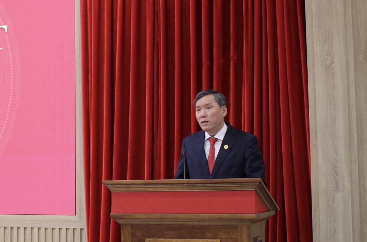 GS.TS Lê Văn Lợi, Ủy viên Trung ương Đảng, Chủ tịch Viện Hàn Lâm khoa học xã hội Việt Nam, Phó chủ tịch Hội đồng Lý luận Trung ương trình phát biểu tại kỳ họp.