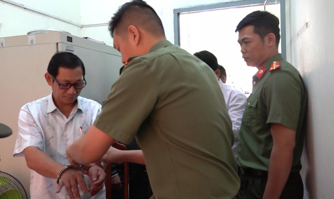 Ông Lê Ngọc Hậu, nguyên Giám đốc Trung tâm GDNN – GDTX Ea H’leo bị khởi tố vì nhiều sai phạm, gây thiệt hại Ngân sách Nhà nước hơn 252 triệu đồng và trục lợi hơn 154 triệu đồng.