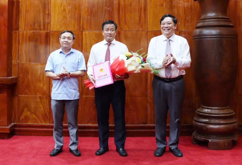 Ông Phan Văn Thắng - Phó Bí thư thường trực Tỉnh ủy và ông Phạm Thành Ngại - Chủ tịch UBND tỉnh Đồng Tháp trao quyết định và tặng hoa chúc mừng ông Nguyễn Phước Thiện.