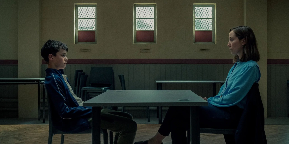 Trong Adolescence, Owen Cooper gây ấn tượng bằng lối diễn tiết chế, dựa nhiều vào ánh mắt và trạng thái tâm lý.(Ảnh: Netflix)