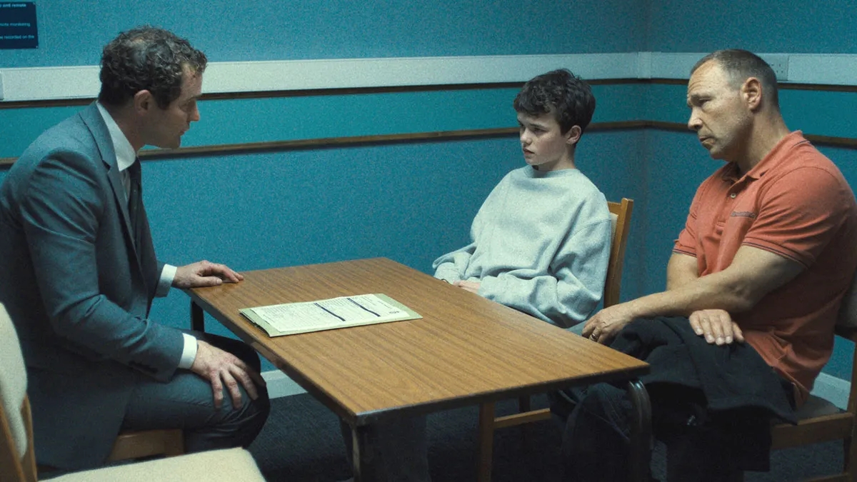 Trong nhiều cảnh quay, Owen Cooper gần như không cần lời thoại dài, nhưng vẫn tạo được sức nặng cảm xúc cho nhân vật. (Ảnh: Netflix)