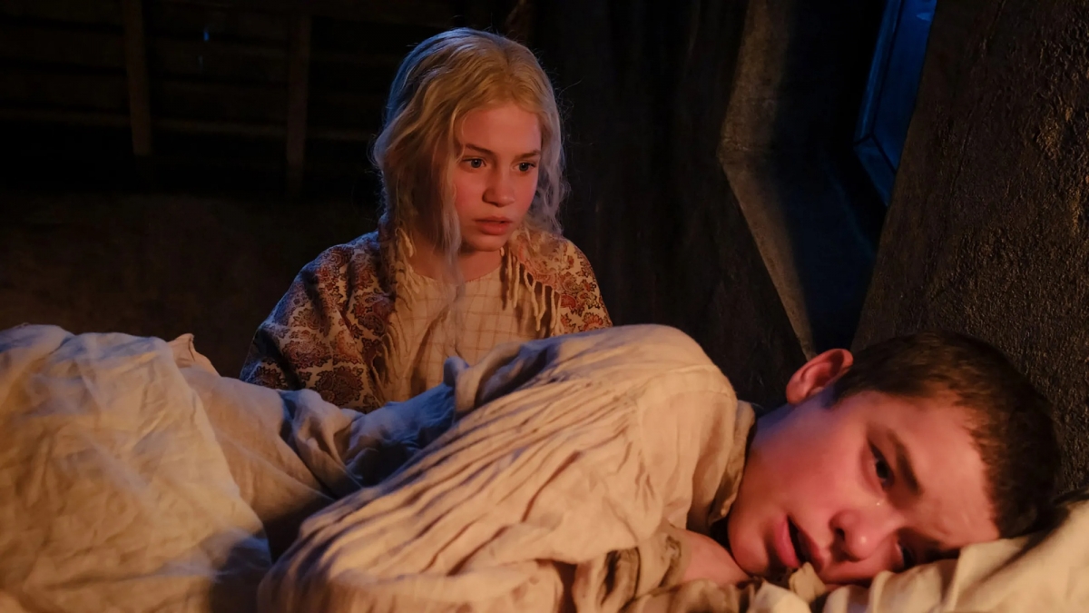 Owen Cooper vào vai Heathcliff thời niên thiếu trong phiên bản điện ảnh mới của "Wuthering Heights", khắc họa giai đoạn hình thành tính cách u uất của nhân vật.