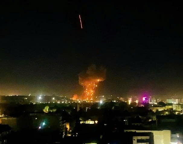 Khói bốc lên nghi ngút trên bầu trời Kabul hôm 16/3, sau một vụ nổ mà chính quyền Afghanistan cáo buộc do Pakistan tấn công. (Nguồn: Getty Images)
