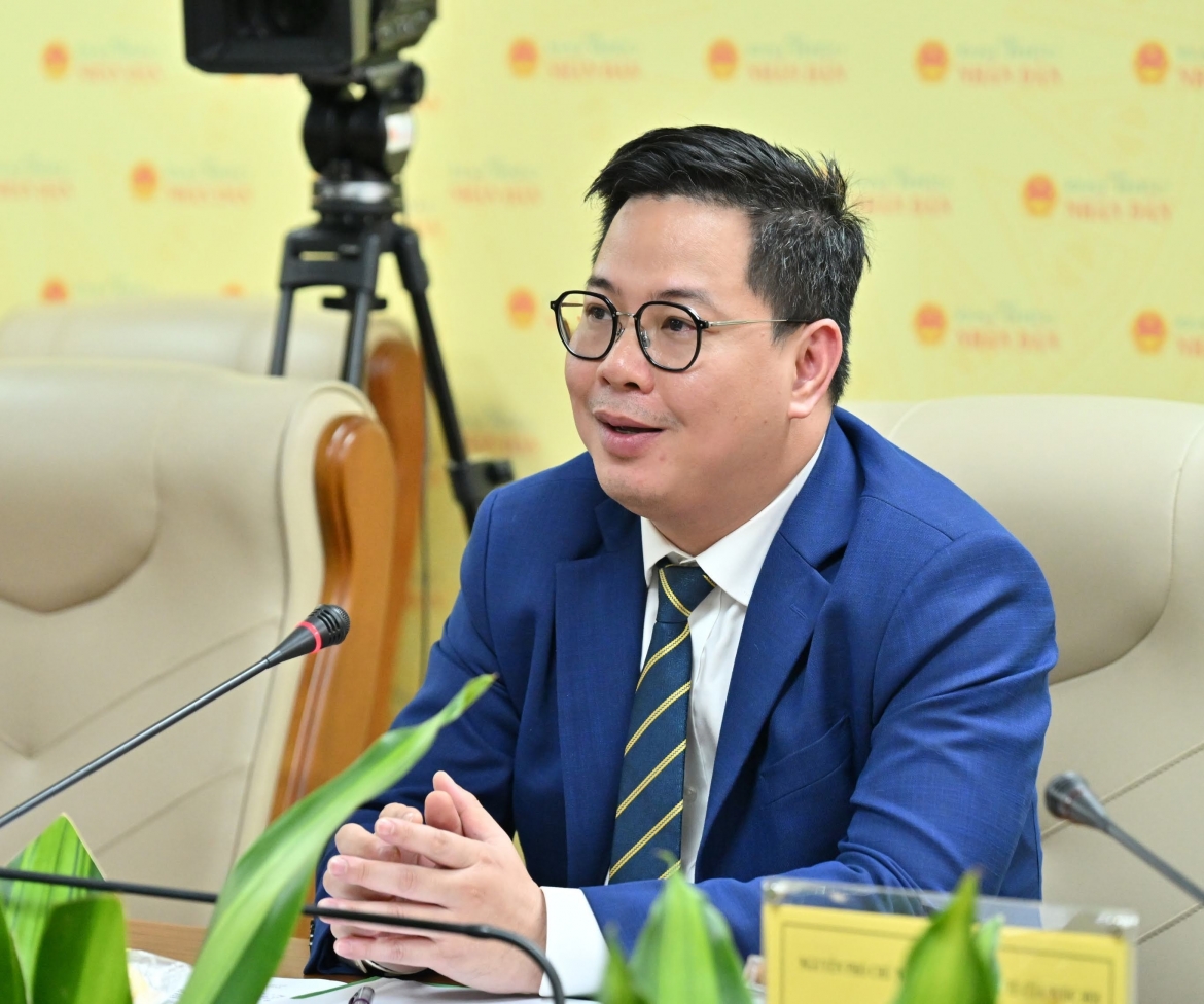 PGS.TS Trần Thành Nam ấn tượng với các thông tin về ứng cử viên đi kèm với chương trình hành động. Ảnh BTC