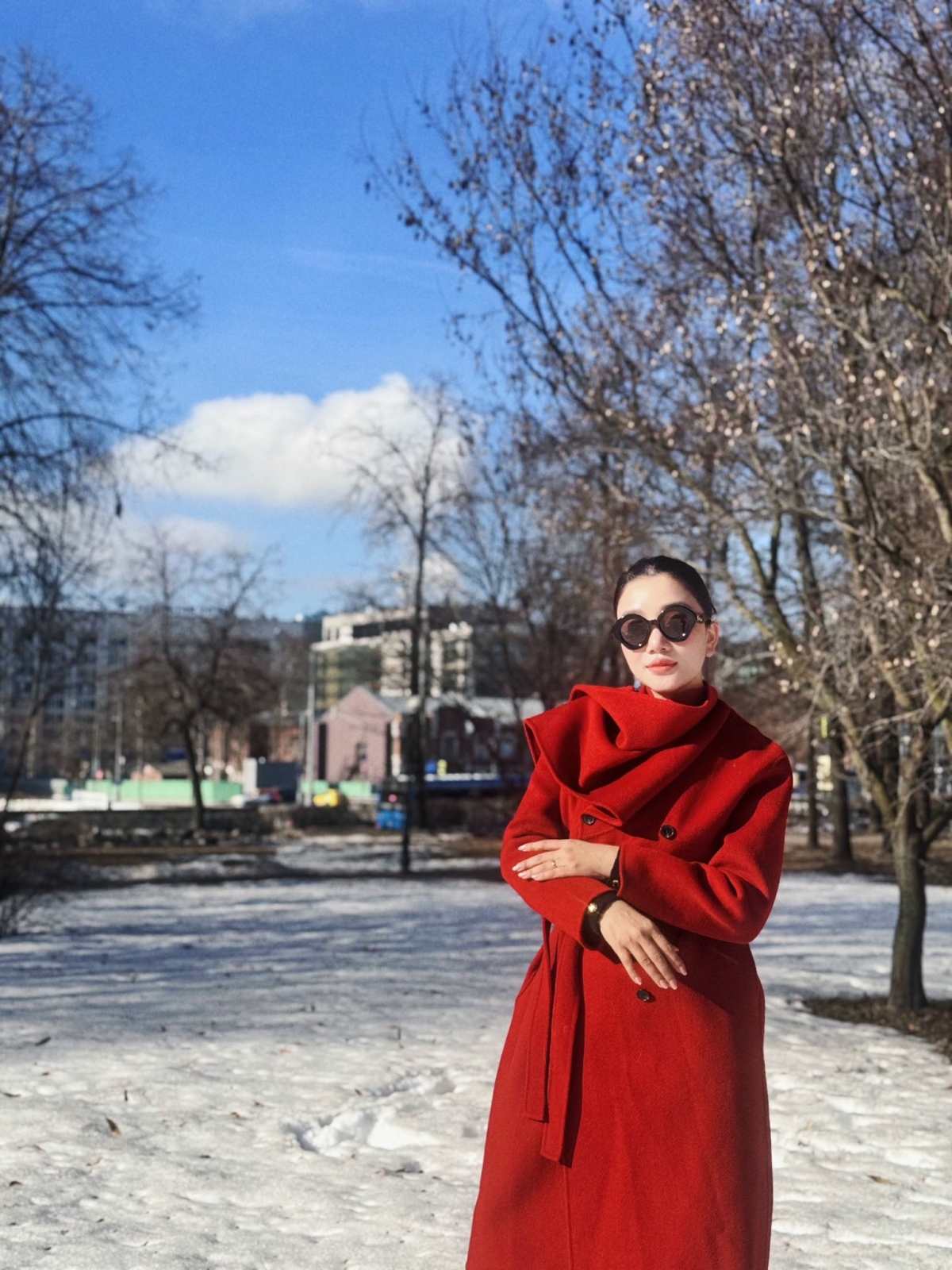 Ca sĩ Phạm Thu Hà xuất hiện với phong cách thanh lịch, sang trọng, thể hiện sự tinh tế trong hình ảnh và cá tính nghệ thuật riêng biệt của mình.