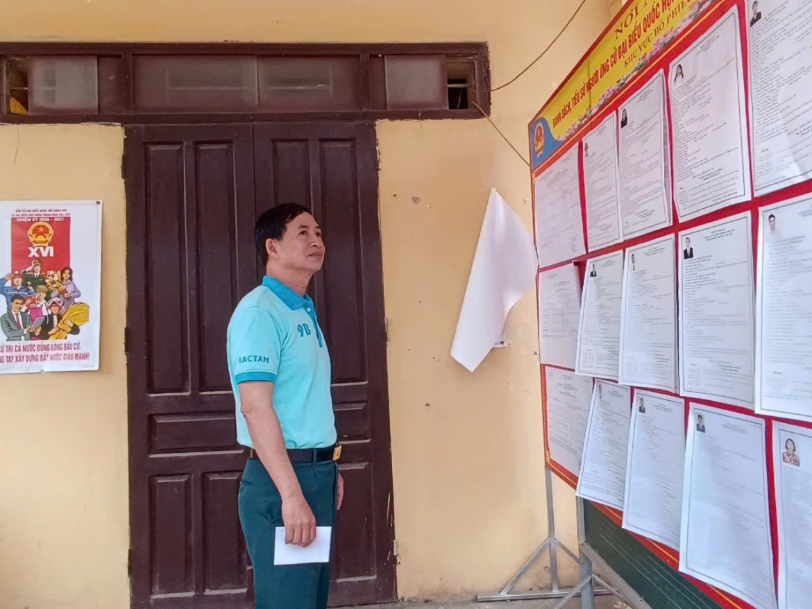 Anh Phạm Văn Hòa, tổ dân phố Đông Ngoại, phường Duy Tân, tỉnh Ninh Bình xem thông tin về các ứng cử viên