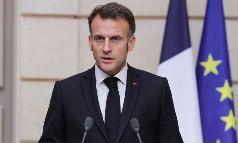 Tổng thống Macron khẳng định người dân và các nhu cầu cơ bản của họ, cũng như sự ổn định của chuỗi cung ứng năng lượng, cần phải được tách biệt hoàn toàn khỏi các vòng xoáy leo thang quân sự. Ảnh: Reuters