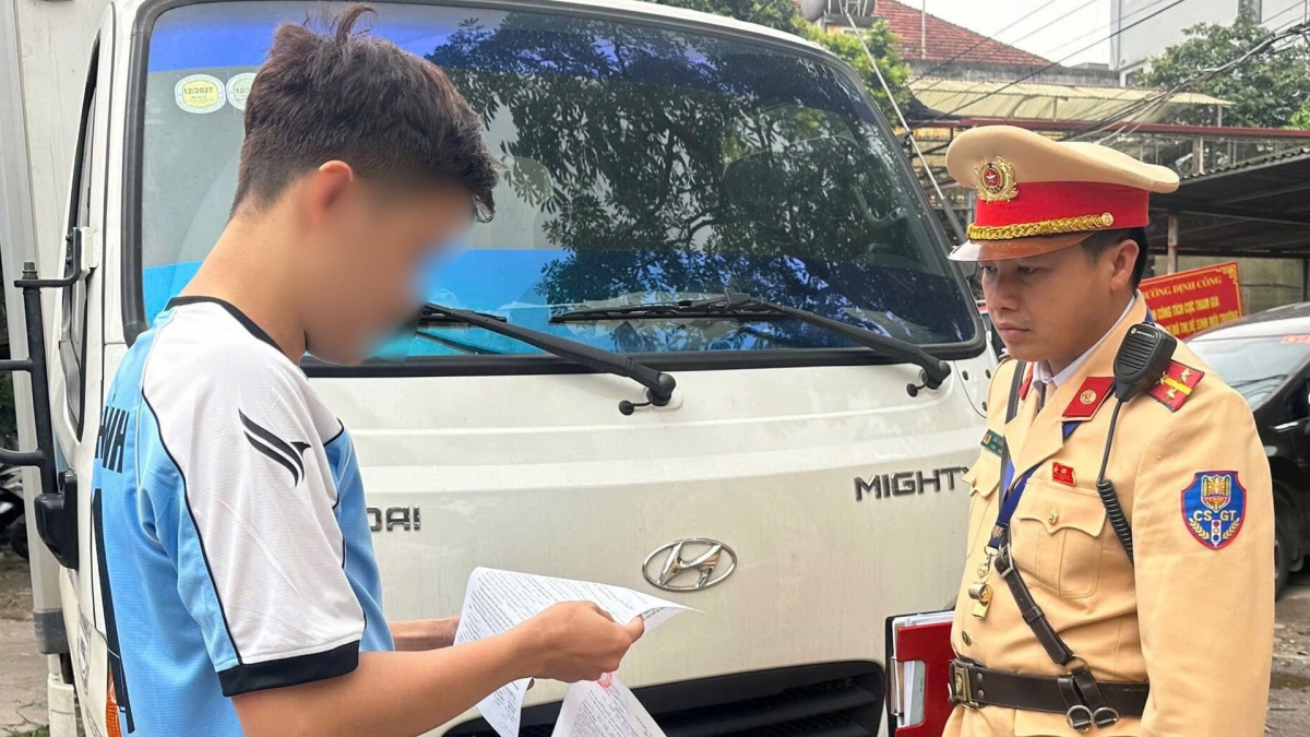 Tài xế xe tải xuất trình giấy chấp thuận mua trên mạng cho CSGT khi bị kiểm tra.