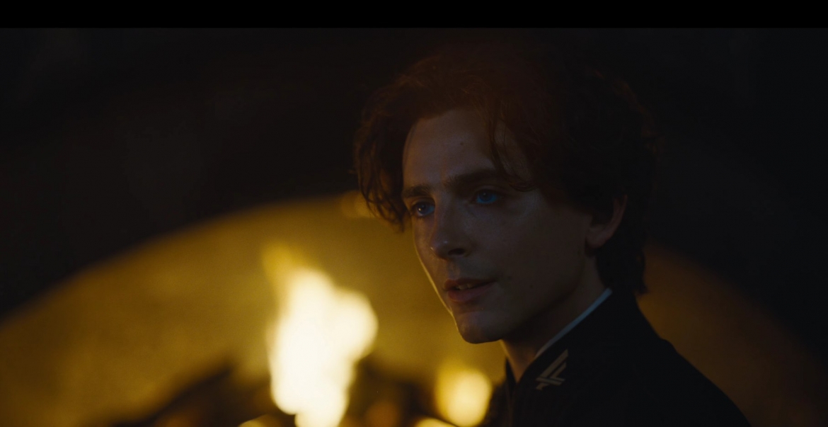 Paul Atreides (Timothée Chalamet) bước vào vũ trụ quyền lực mới – ánh mắt ám ảnh trong trailer mới. (Ảnh: Warner Bros)