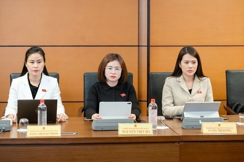 Nữ ĐBQH tổ 16 (TP. Đà Nẵng - Cao Bằng và Tuyên Quang) tại phiên thảo luận tổ chiều 4/12/2025. Ảnh Quốc hội