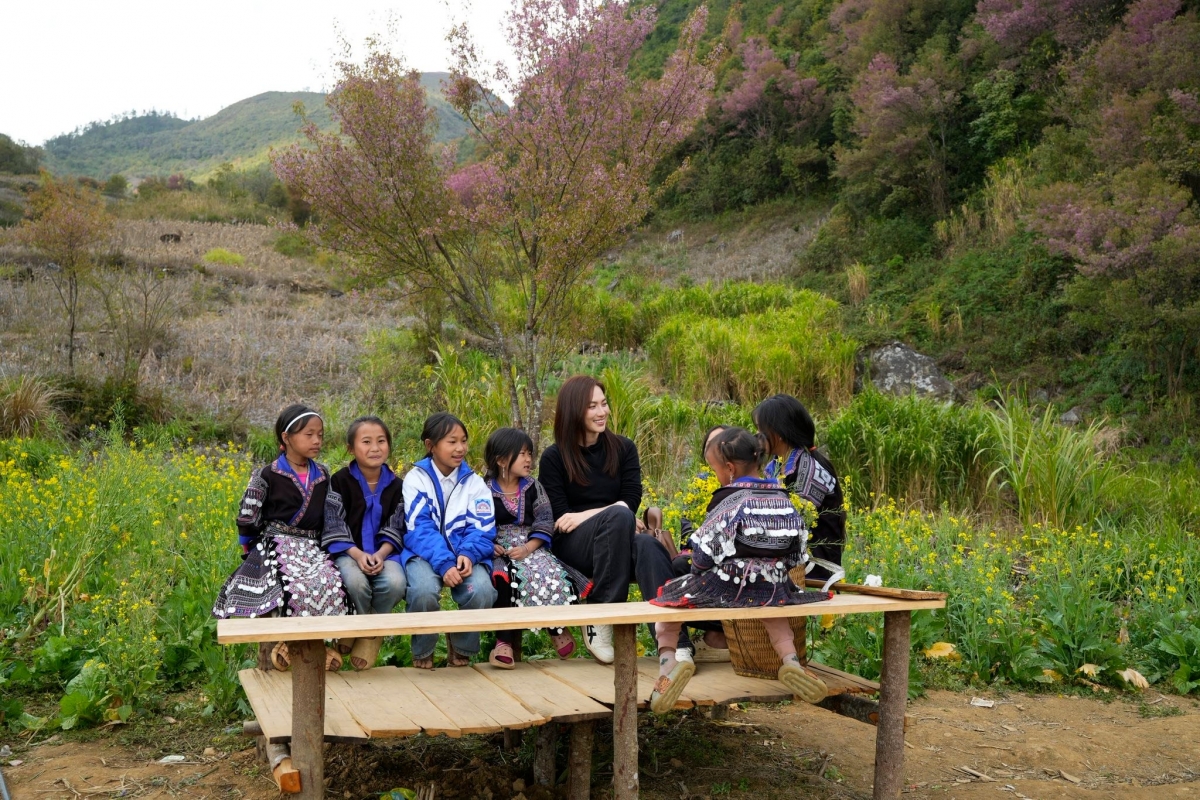 Diễn viên Phương Anh Đào chia sẻ khoảnh khắc ấm áp khi chụp ảnh cùng các em nhỏ tại Mù Cang Chải. Nữ diễn viên bày tỏ sự yêu mến với dòng trạng thái giản dị: “Các em bé xinh yêu ở Mù Cang Chải”, ghi lại những nụ cười hồn nhiên giữa khung cảnh núi rừng Tây Bắc.