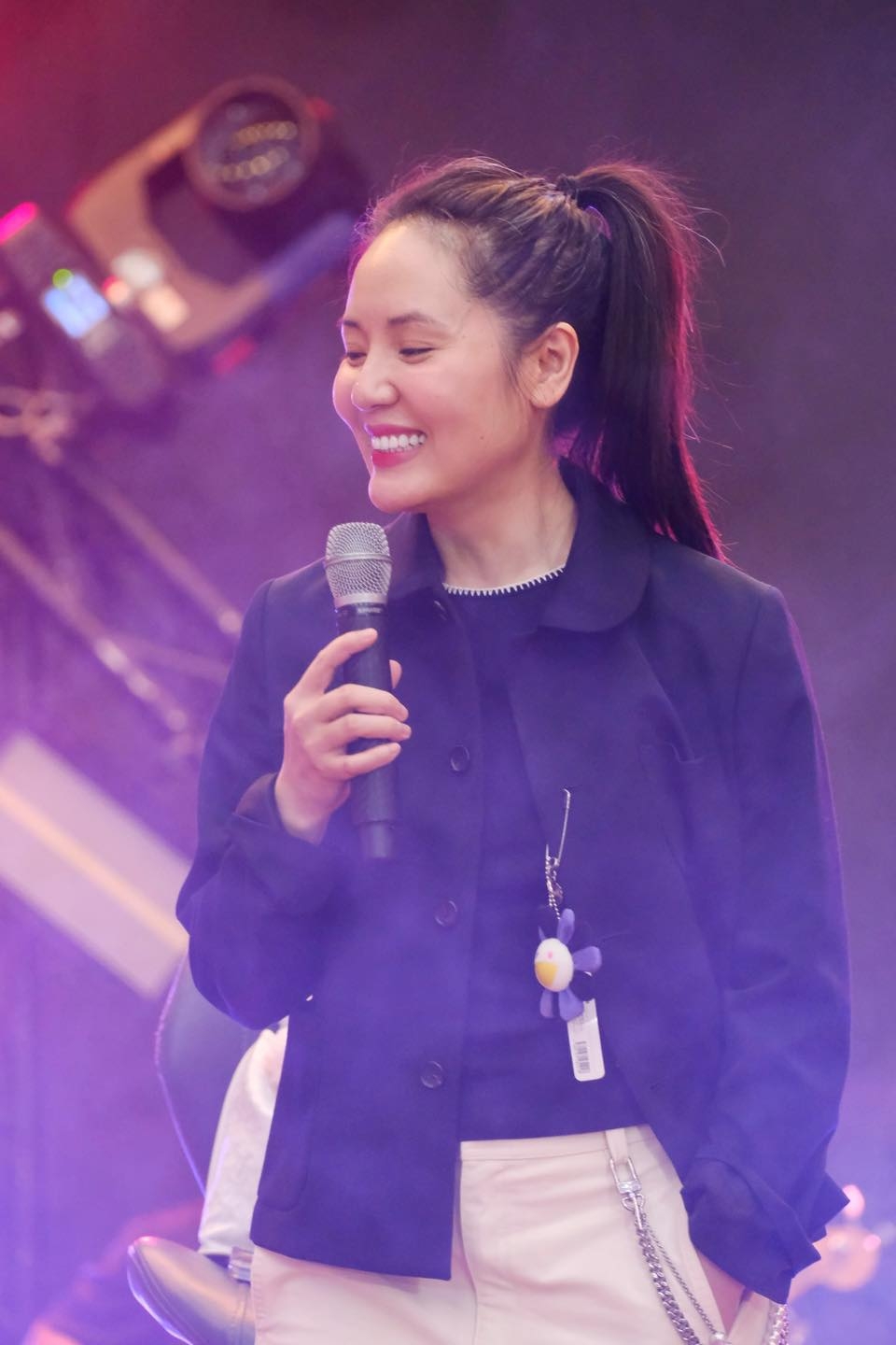 Màn “bán áo làm từ thiện” rất… Phương Linh. Không chỉ từ chối tiết lộ địa chỉ mua, nữ ca sĩ còn quyết định bán trực tiếp trên fanpage và để người mua “tự định giá”. Lối viết status hài hước, nửa đùa nửa thật của cô khiến dân mạng vừa cười vừa “chốt đơn vì thiện nguyện”.