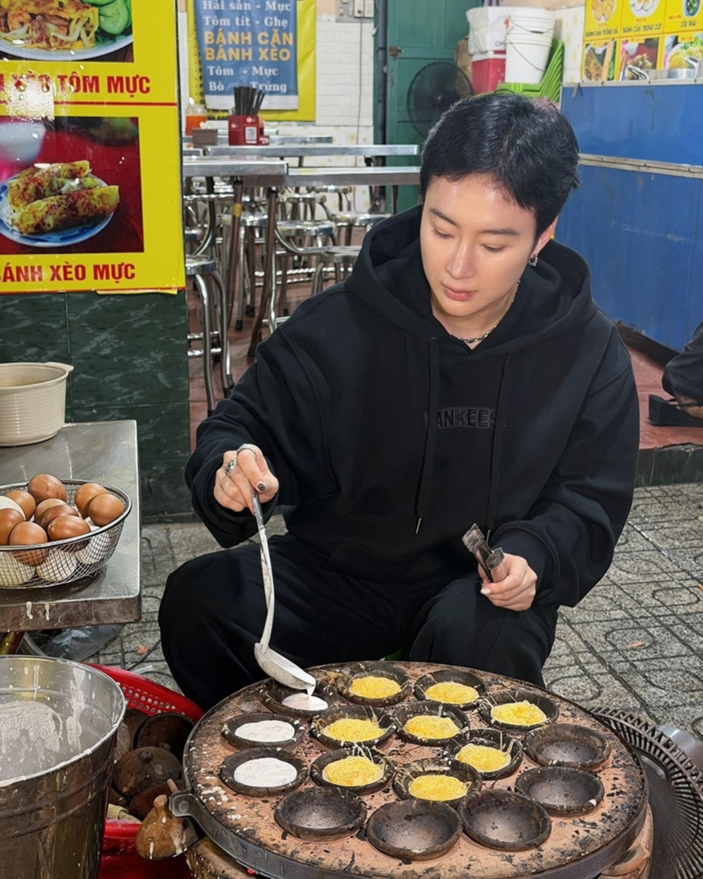 Diễn viên Angela Phương Trinh thư giãn khi trải nghiệm tự tay làm bánh trong chuyến ghé thăm Nha Trang.