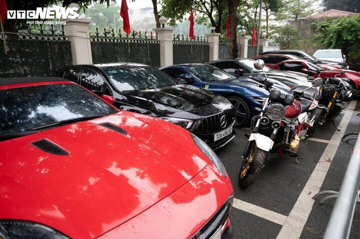 Dàn siêu xe là tang vật vụ án.