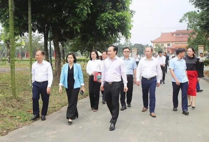 Lãnh đạo UBND tỉnh Phú Thọ cùng các đại biểu đã khảo sát khu vực dự kiến tổ chức hội trại văn hóa, hội thi gói, nấu bánh chưng và giã bánh giầy trong khuôn viên Khu Di tích lịch sử Đền Hùng.