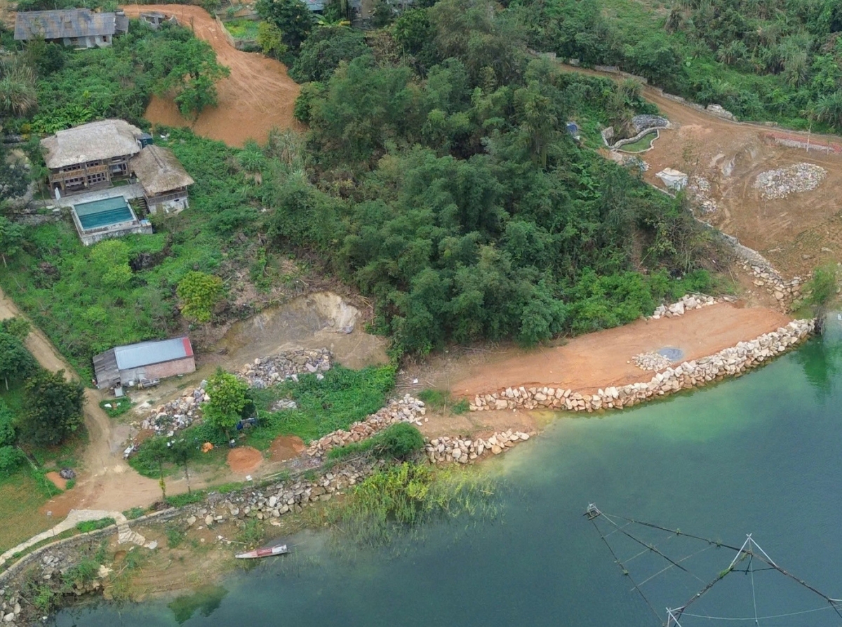 Tại xóm Mơ, xã Đà Bắc, một số cá nhân đã ngang nhiên san lấp hàng nghìn mét vuông mặt nước hồ Hòa Bình. 