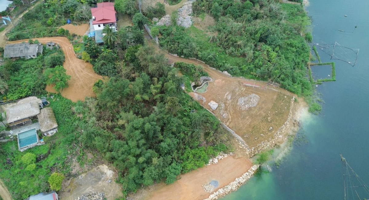 Ông Trần Duy Đông, Chủ tịch UBND tỉnh Phú Thọ đã chỉ đạo cơ quan chức năng kiểm tra, làm rõ và xử lý nghiêm tình trạng bạt núi, lấn chiếm Hồ Hòa Bình tại khu vực xã Đà Bắc.