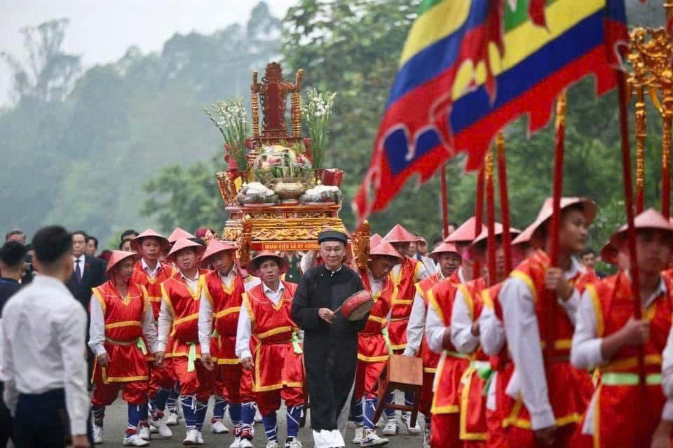 Ngày Giỗ Tổ Hùng Vương, người dân Việt Nam cùng nhau nhắc nhở về một giá trị vô giá, đó là lòng biết ơn tổ tiên, và sự đoàn kết bền vững giữa các thế hệ, là cơ hội để khẳng định sự gắn kết của mọi người dân Việt Nam.