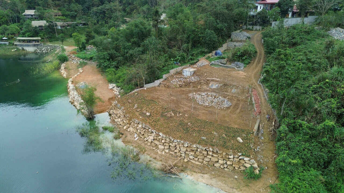 Phần đất được đổ, lấn chiếm về phía lòng hồ Hòa Bình mới lộ ra sau khi nước hồ rút. Ảnh AH.