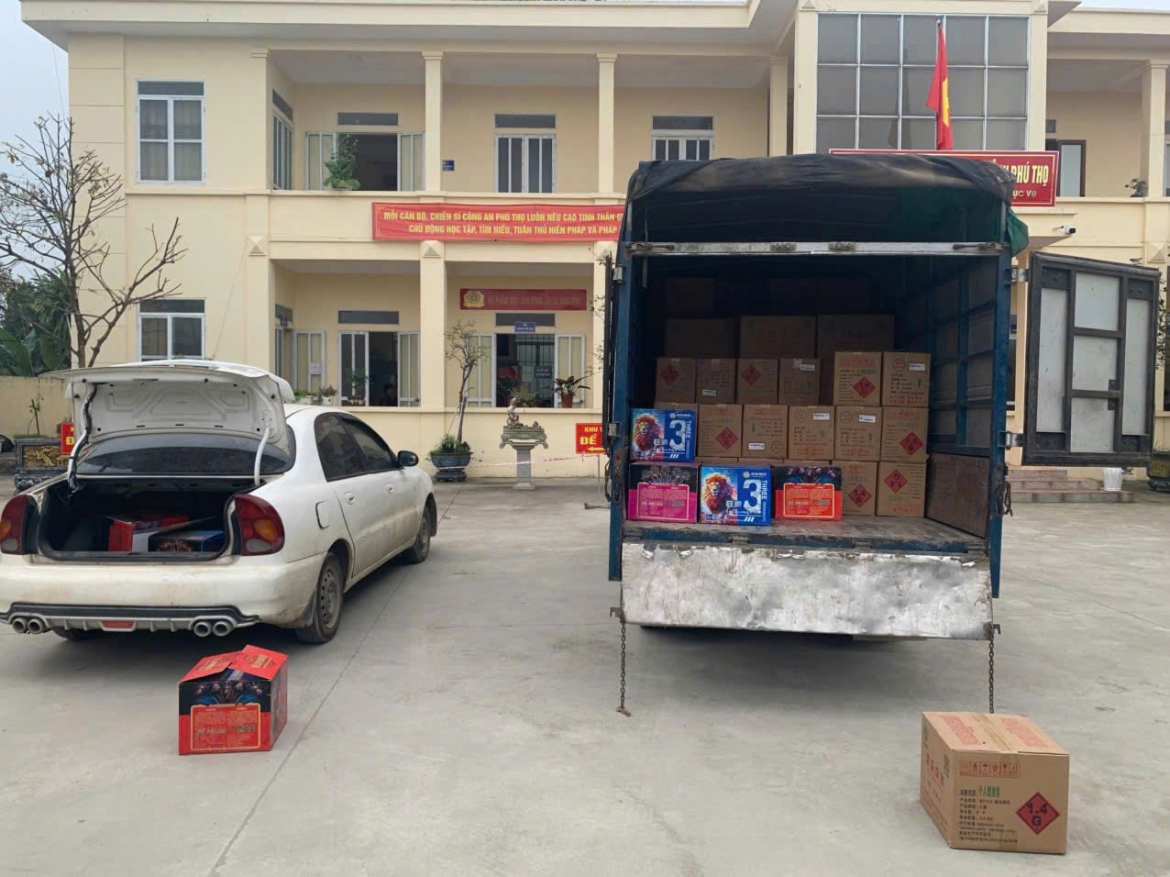 Hình ảnh phượng tiện vận chuyển pháo hoa và pháo hoa nổ. Ảnh CAPT.
