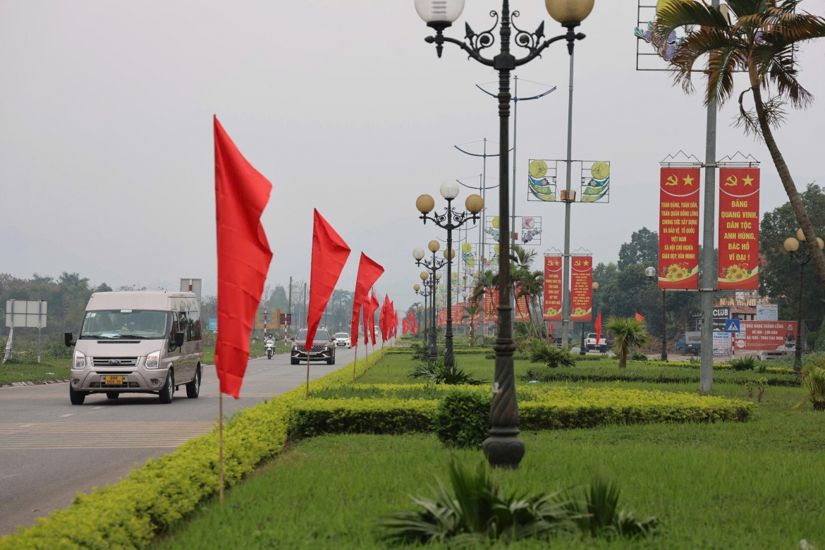 Những ngày này, trên khắp các tuyến đường, khu dân cư của xã Tam Đảo rực rỡ cờ Đảng, cờ Tổ quốc, băng rôn, khẩu hiệu tuyên truyền về bầu cử.