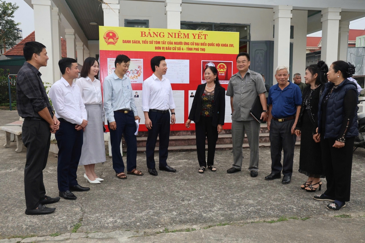 Khảo sát các điểm bỏ phiếu ở xã Tam Đảo.