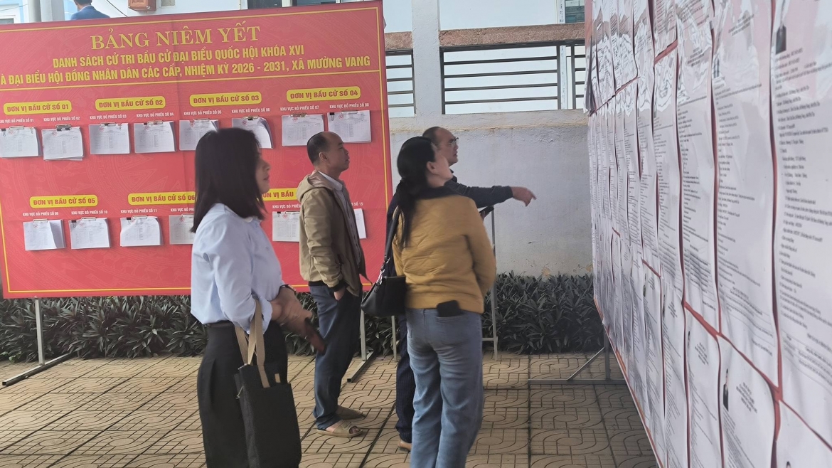 Cử tri xã Mường Vang tìm hiểu tiểu sử người ứng cử đại biểu Quốc hội khoá XVI và đại biểu HĐND các cấp nhiệm kỳ 2026 - 2031.