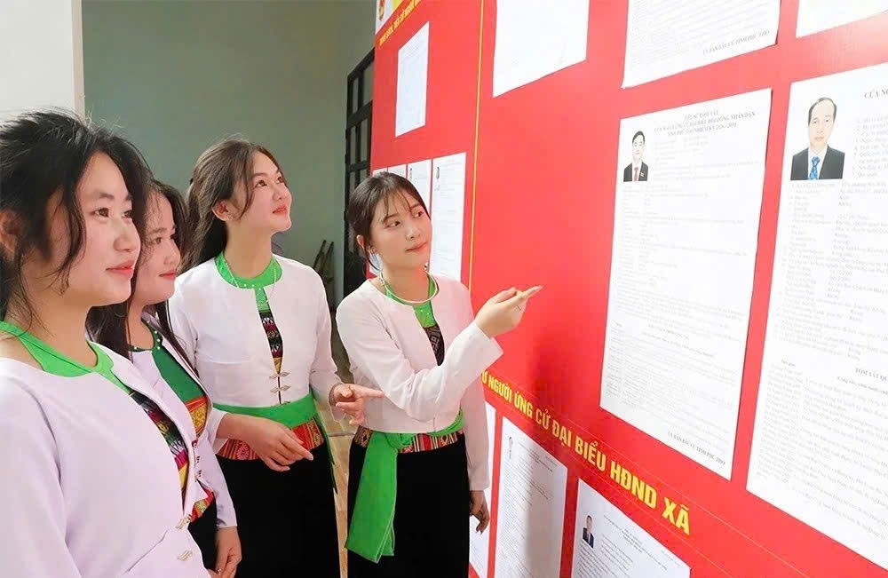 Người dân xã Lạc Sơn tìm hiểu, nghiên cứu thông tin tiểu sử của các đại biểu ứng cử.