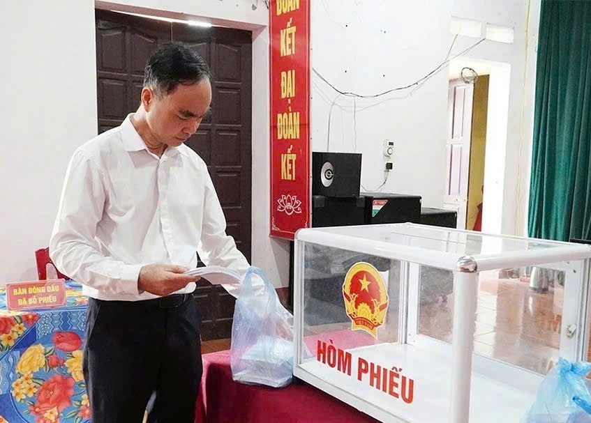Phiếu và hòm phiếu được chuẩn bị đảm bảo về số lượng, kích cỡ theo đúng quy định.