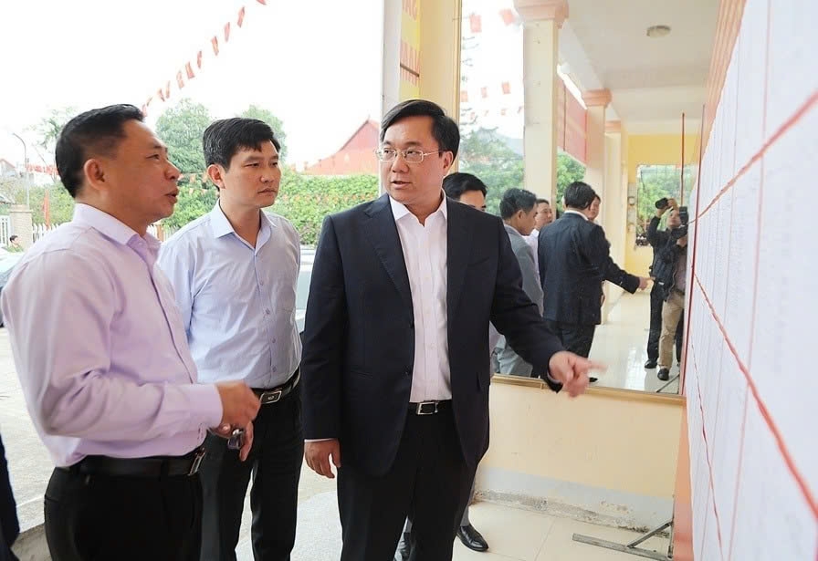 Chủ tịch UBND tỉnh Phú Thọ Trần Duy Đông kiểm tra tại điểm bỏ phiếu số 16 xã Bình Nguyên. 