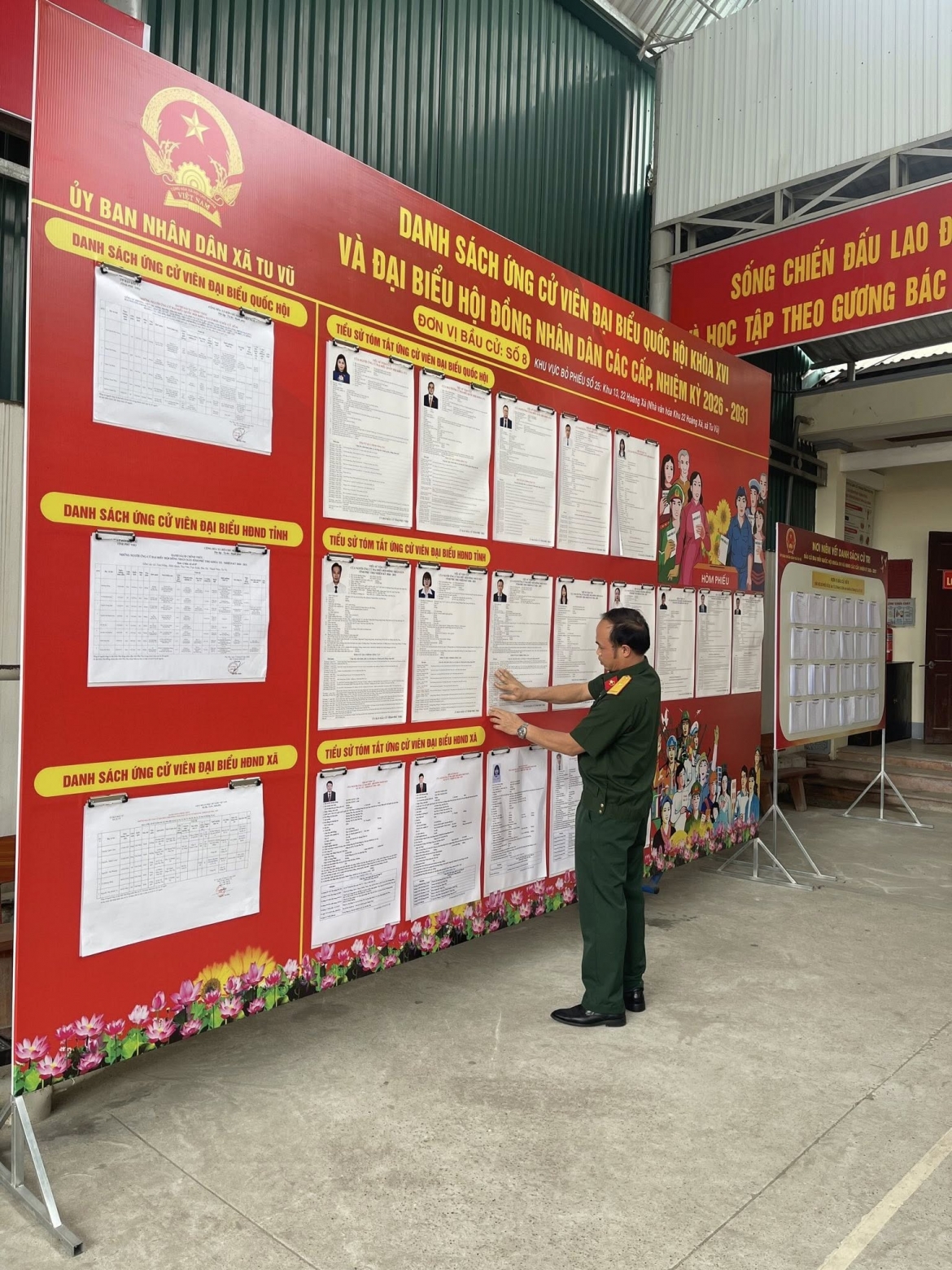 Theo dõi danh sách cử tri được niêm yết công khai tại khu dân cư.