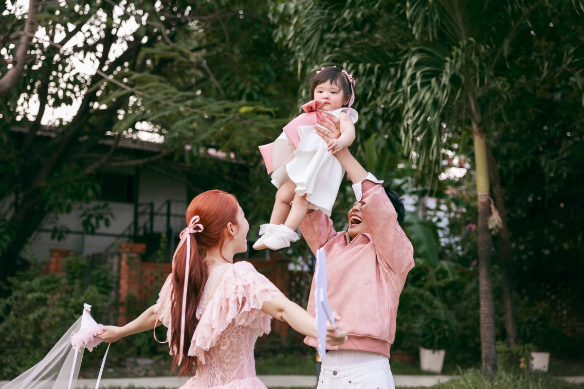 Puka và Jin Tuấn Kiệt chia sẻ loạt ảnh hạnh phúc trong dịp thôi nôi con gái, ghi lại khoảnh khắc gia đình ấm áp, đồng thời gửi gắm mong muốn con luôn khỏe mạnh và bình an.